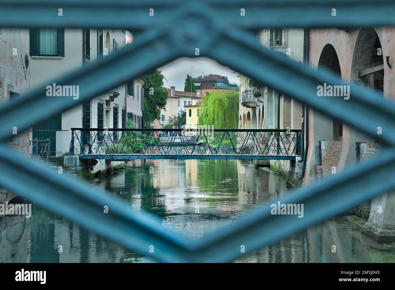 Treviso e Ponte Buranelli incorniciato sul canale del fiume Sile - centro storico della città artistica italiana da visitare Foto de stock