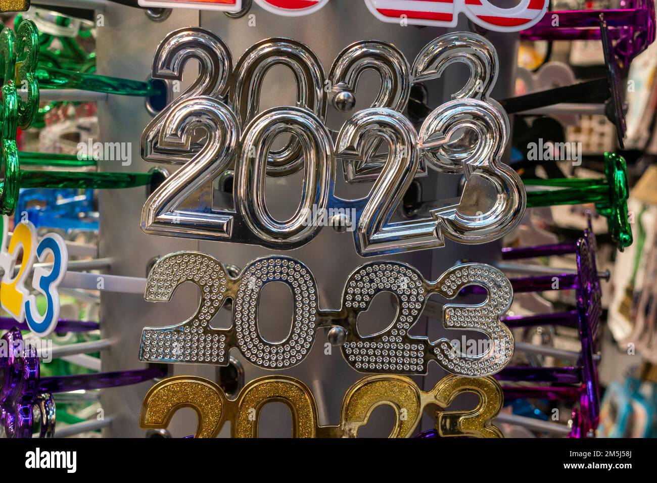 Una tienda de recuerdos en Nueva York muestra una selección de 2023 gafas  temáticas de Nochevieja el domingo 25 de diciembre de 2021. (© Richard B.  Levine Fotografía de stock - Alamy