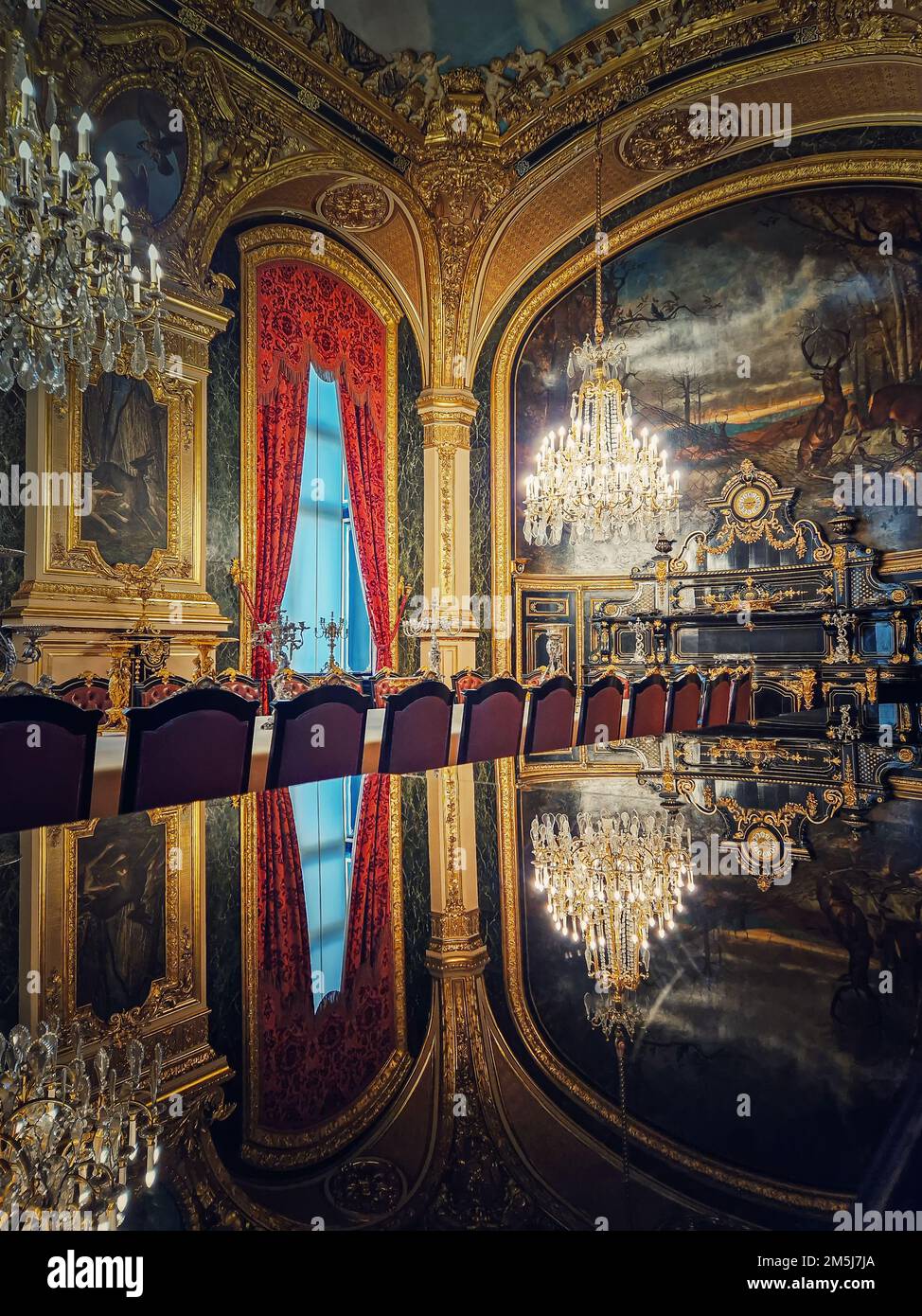 Comedor de Napoleón III en el Museo del Louvre. Hermosos apartamentos de la familia real decorados, adornados con oro, pinturas murales y candelabros de cristal Foto de stock