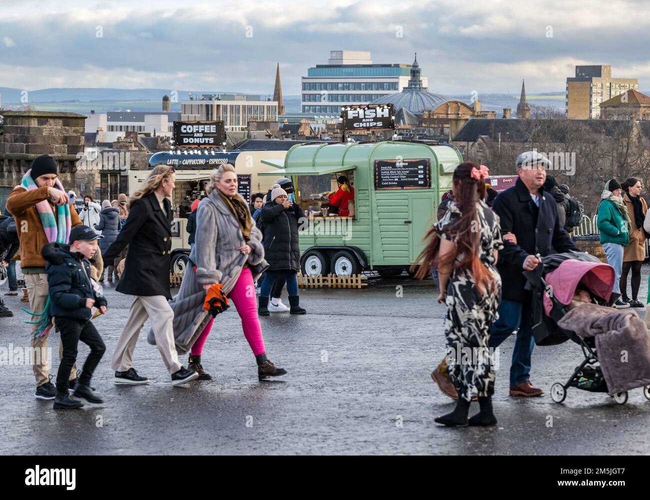 Visitantes y turistas en la explanada del Castillo de Edimburgo en invierno con camionetas de café, Escocia, Reino Unido Foto de stock