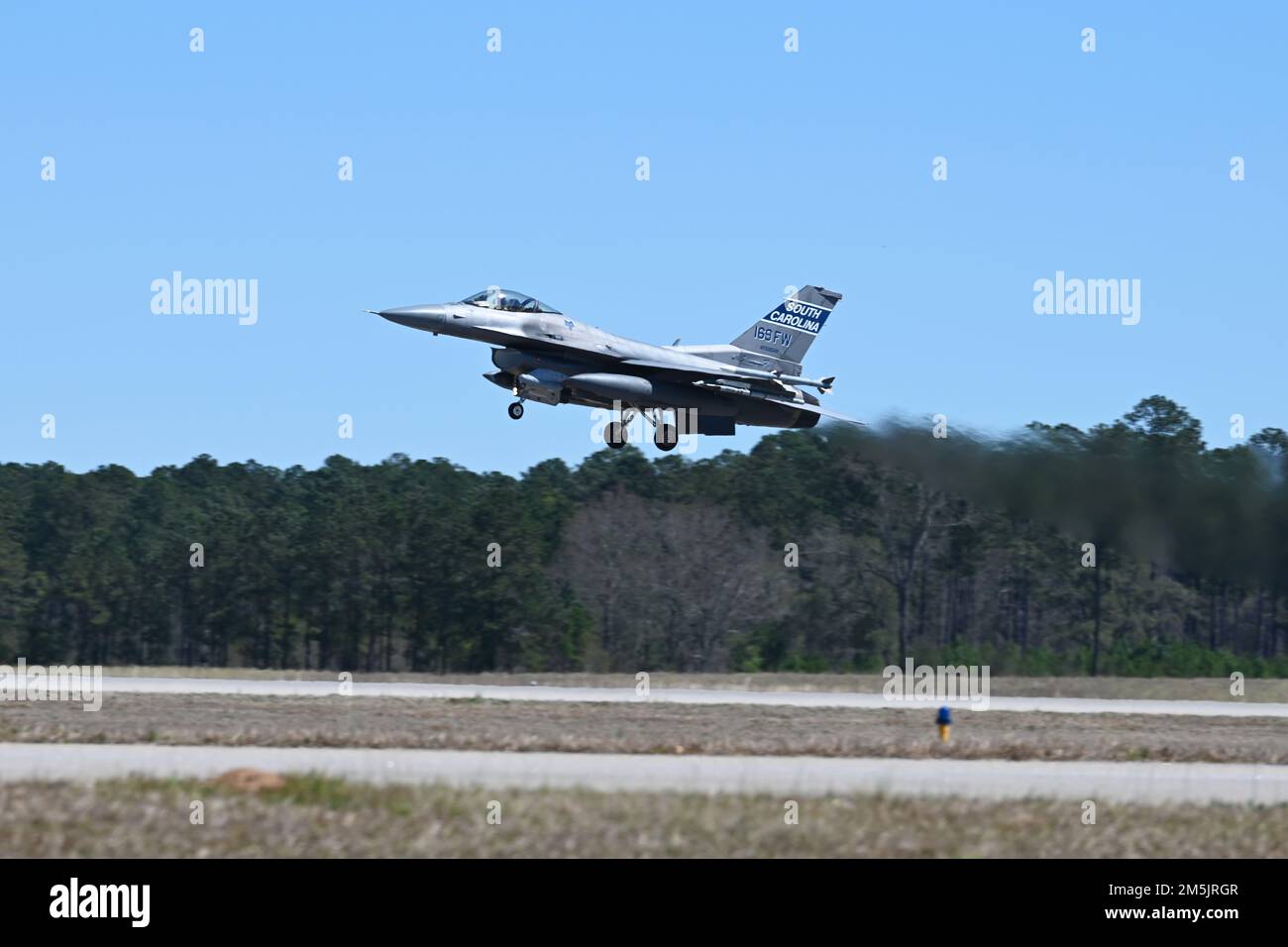 EE.UU Los pilotos de la Fuerza Aérea y la tripulación de tierra de la Ala de Caza 169th se preparan para el lanzamiento de sus aviones F-16 Fighting Falcon desde la Base Conjunta de la Guardia Nacional McEntire, Carolina del Sur, el 20 de marzo de 2022. Foto de stock