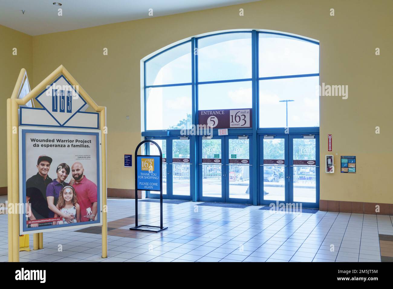 Centro comercial de la calle 163 fotografías e imágenes de alta