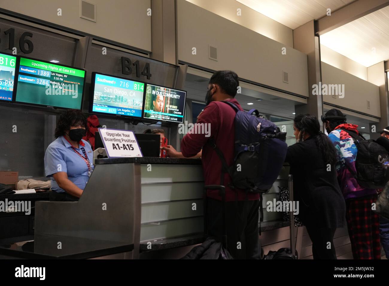Sacramento, Estados Unidos. 24th de diciembre de 2022. Los pasajeros  esperan en un mostrador de boletos de Southwest Airlines para volver a  reservar vuelos retrasados y cancelados en el Aeropuerto Internacional de