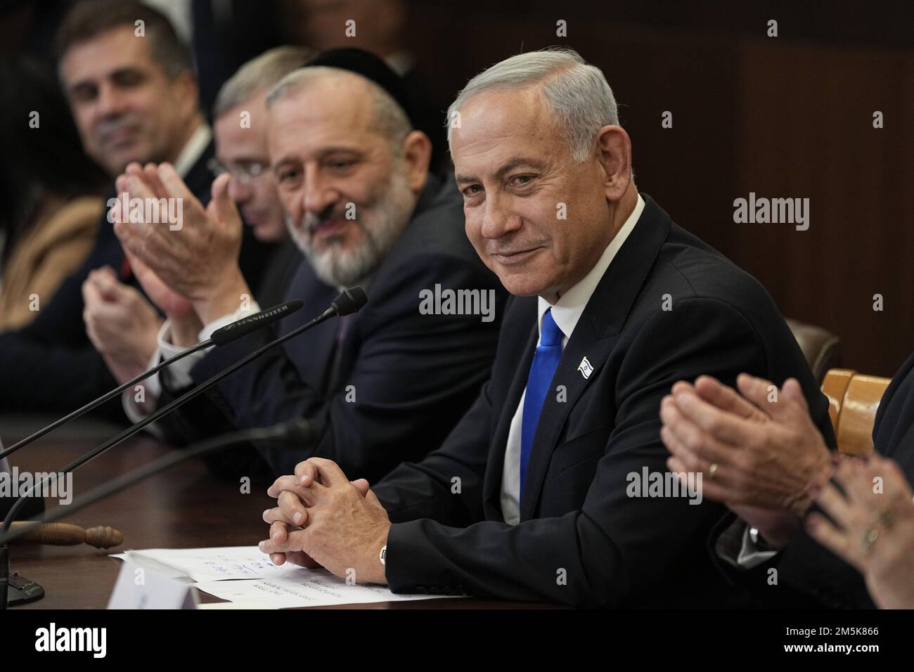 Jerusalén, Israel. 29th de diciembre de 2022. El primer ministro israelí, Benjamin Netanyahu, recientemente juramentado, asiste a una reunión de gabinete en Jerusalén el jueves 29 de diciembre de 2022. Foto de Ariel Schalit,/UPI Crédito: UPI/Alamy Live News Foto de stock