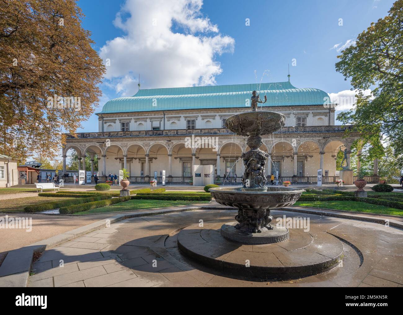 Fuente de canto y Palacio de Verano de la Reina Annes en el Jardín Real del Castillo de Praga - Praga, República Checa Foto de stock