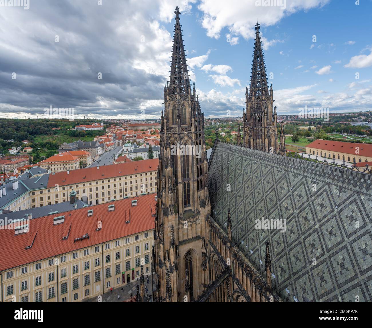 Vista aérea de la catedral de San Vito y el patio del castillo de Praga - Praga, República Checa Foto de stock