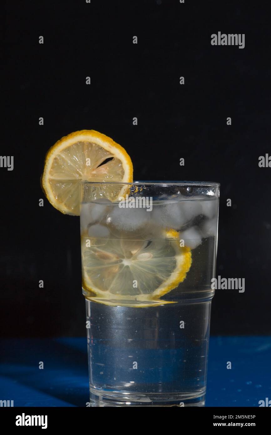 Vaso de limones con cubitos de hielo Foto de stock