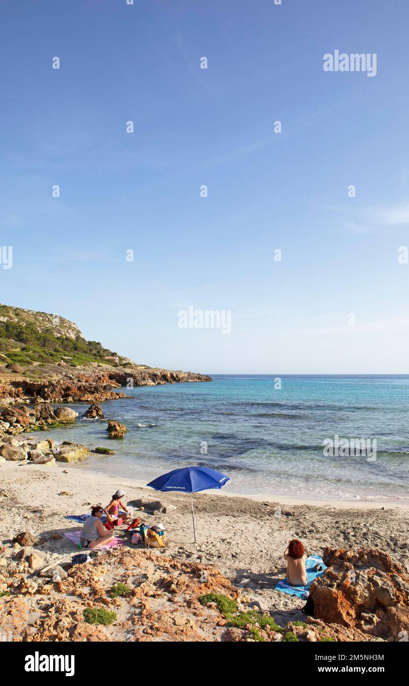 Colchones hinchables inflables y equipo de playa, Son Bou, Menorca, Islas  Baleares, España Fotografía de stock - Alamy