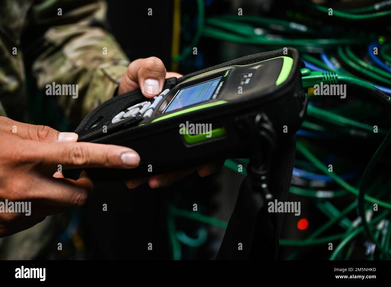 El sargento DeAngelo Johnson, suboficial de vuelo de los Sistemas de Información Médica del Grupo Médico 15th a cargo, utiliza un LinkRunner AT 2000 para probar las activaciones de los puertos de la red en la Base Conjunta Pearl Harbor-Hickam, Hawái, el 24 de febrero de 2022. LinkRunner permite al personal de MIS probar la conectividad de red a través de MDG para garantizar que cumplen con los requisitos de la misión. Foto de stock