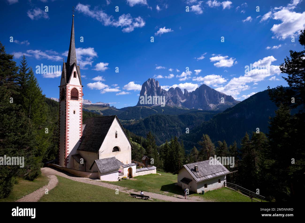 St Iglesia de Jakob, Ortisei, Ortisei, detrás de Sassolungo y Sassopiatto, Val Gardena, Tirol del Sur, Italia Foto de stock