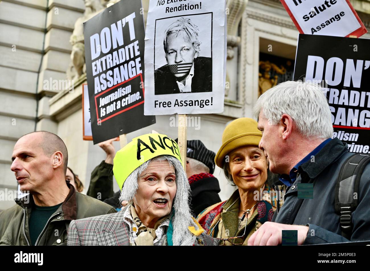 Vivienne Westwood, la reina de la moda británica, murió a los 81 años. IMAGEN DE ARCHIVO. A cargo de Vivenne Westwood. Protesta de Julian Assange, Alta Comisión de Australia, The Strand, Londres. REINO UNIDO Foto de stock