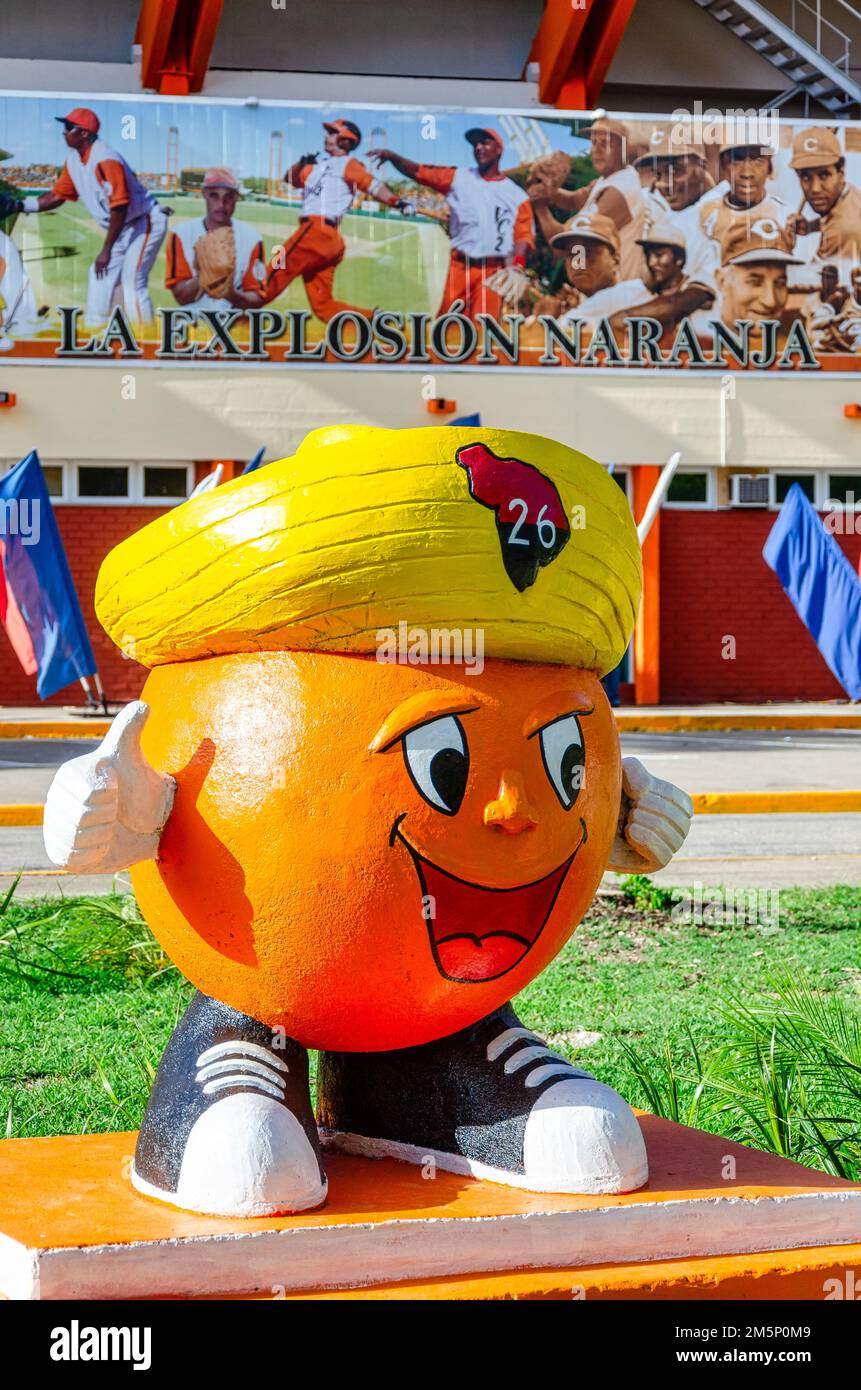 Mascota del equipo de béisbol Villa Clara fuera del estadio Augusto Cesar Sandino. Escultura decorativa Foto de stock