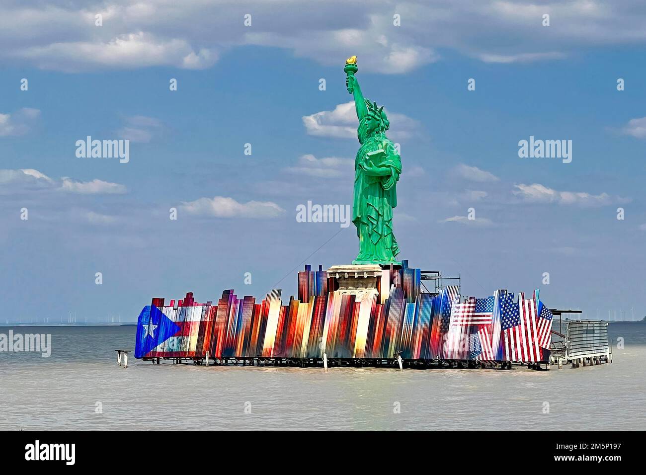 Estatua de la Libertad como telón de fondo, Festival del Lago Moerbisch, West Side Story, teatro musical, opereta meca, festival de verano, el mayor escenario del lago Foto de stock