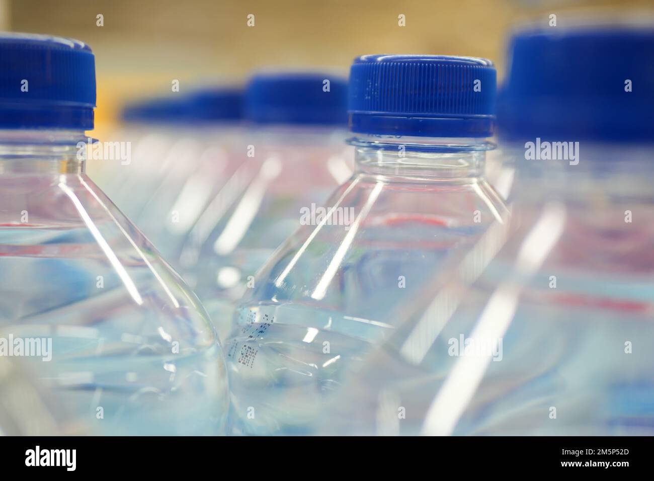botellas de plástico de refresco sobre mesa Foto de stock