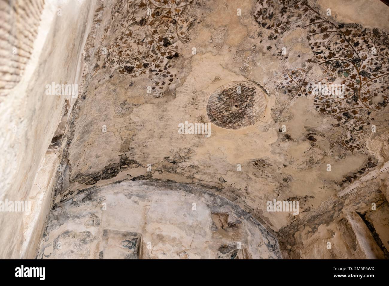 Techo de la habitación interior de Biclinium pintado con fresco en Little Petra, Jordania Foto de stock