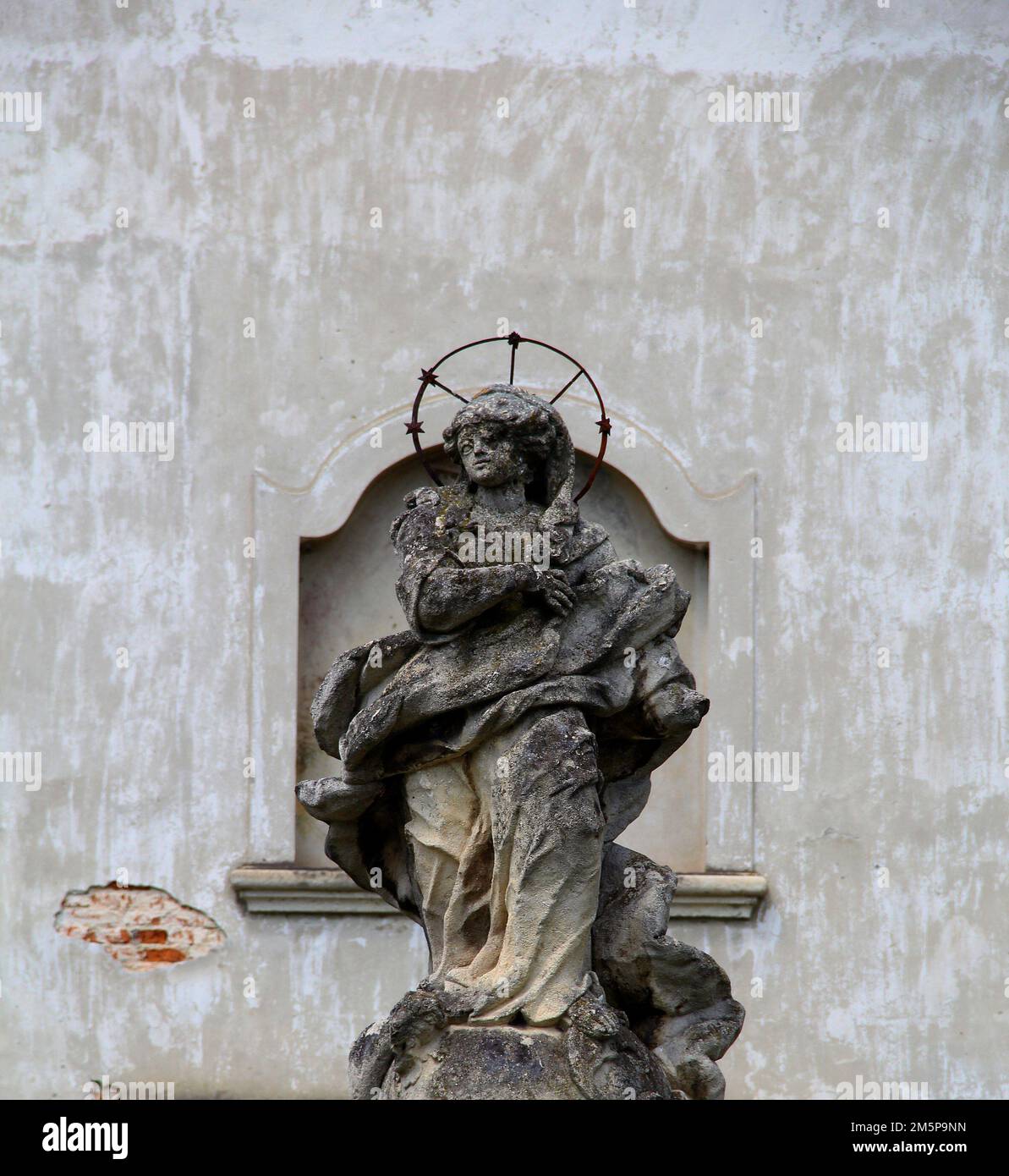 Monumento a la Madre de Dios sobre la Antigua Muralla del Templo Foto de stock