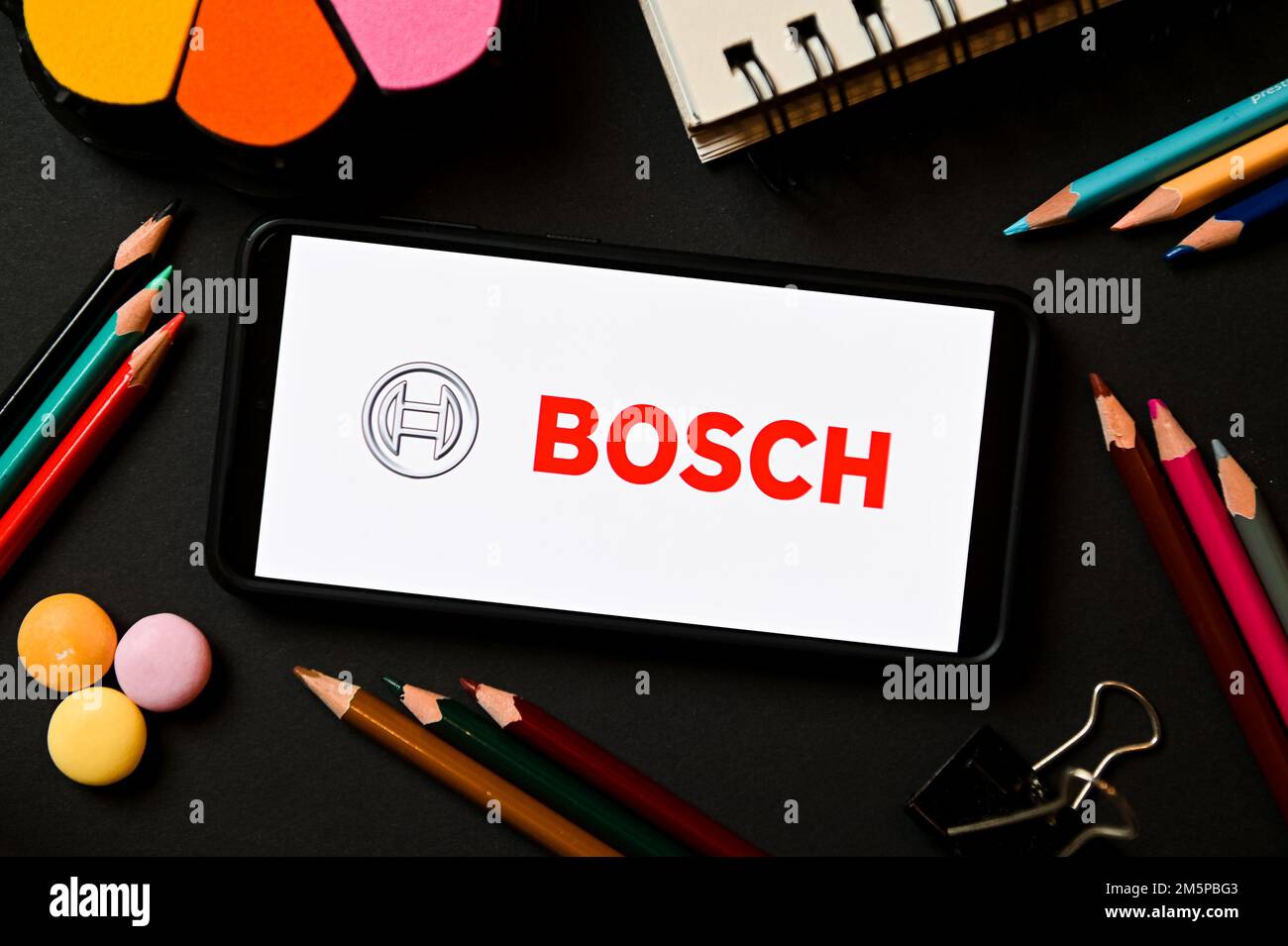 Polonia. 17th de diciembre de 2022. En esta ilustración fotográfica se muestra un logotipo de Bosch en un smartphone. (Foto de Mateusz Slodkowski/SOPA Images/Sipa USA) Crédito: SIPA USA/Alamy Live News Foto de stock