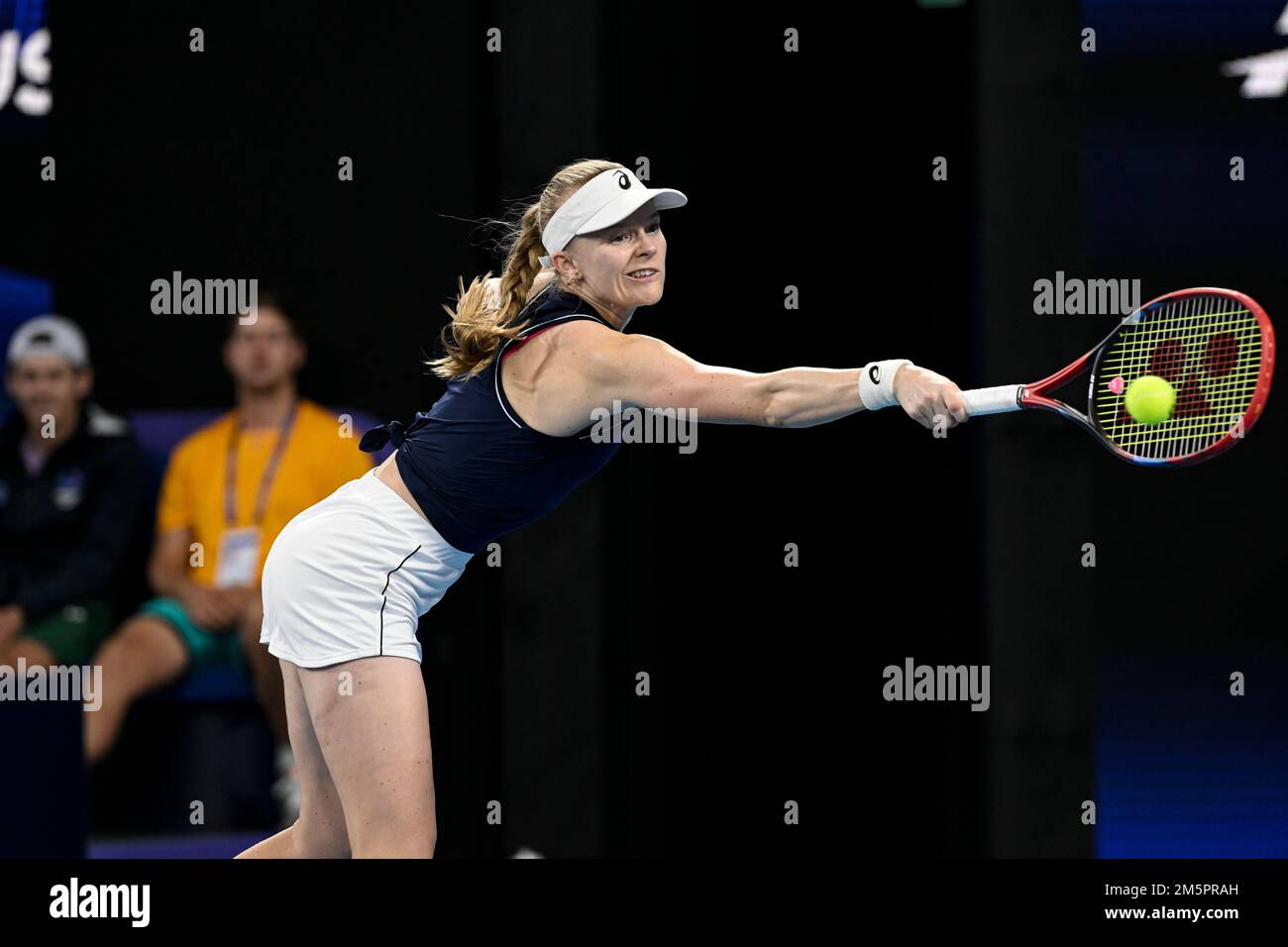 30th de diciembre de 2022; Ken Rosewall Arena, Sydney, Nueva Gales del Sur, Australia: United Cup Tennis, Día 2, Australia contra Gran Bretaña; Harriet Dart de Gran Bretaña se estira para alcanzar el balón en su partido contra Maddison Inglis de Australia Foto de stock