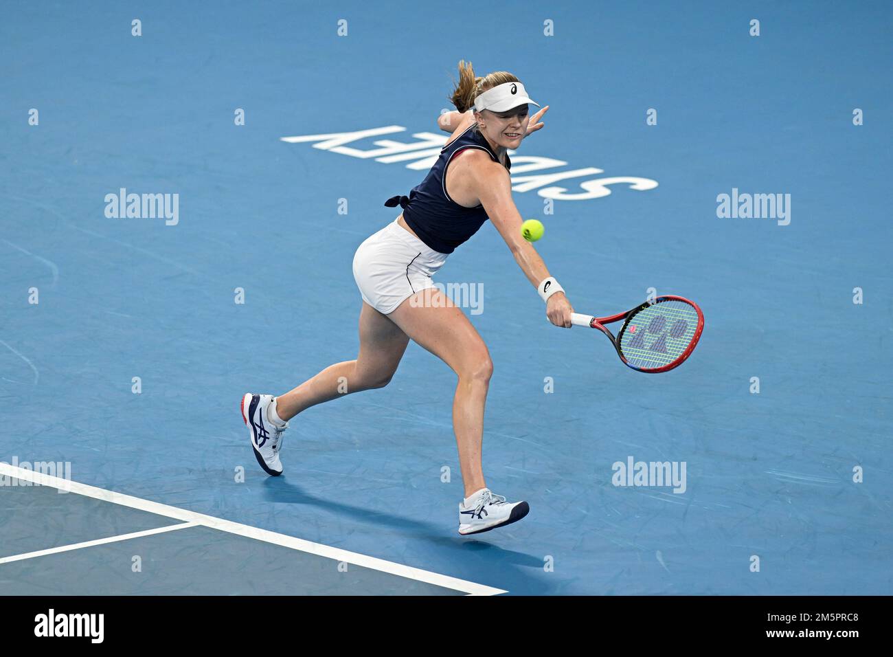 30th de diciembre de 2022; Ken Rosewall Arena, Sydney, Nueva Gales del Sur, Australia: United Cup Tennis, Día 2, Australia contra Gran Bretaña; Harriet Dart de Gran Bretaña se estira para alcanzar el balón en su partido contra Maddison Inglis de Australia Foto de stock