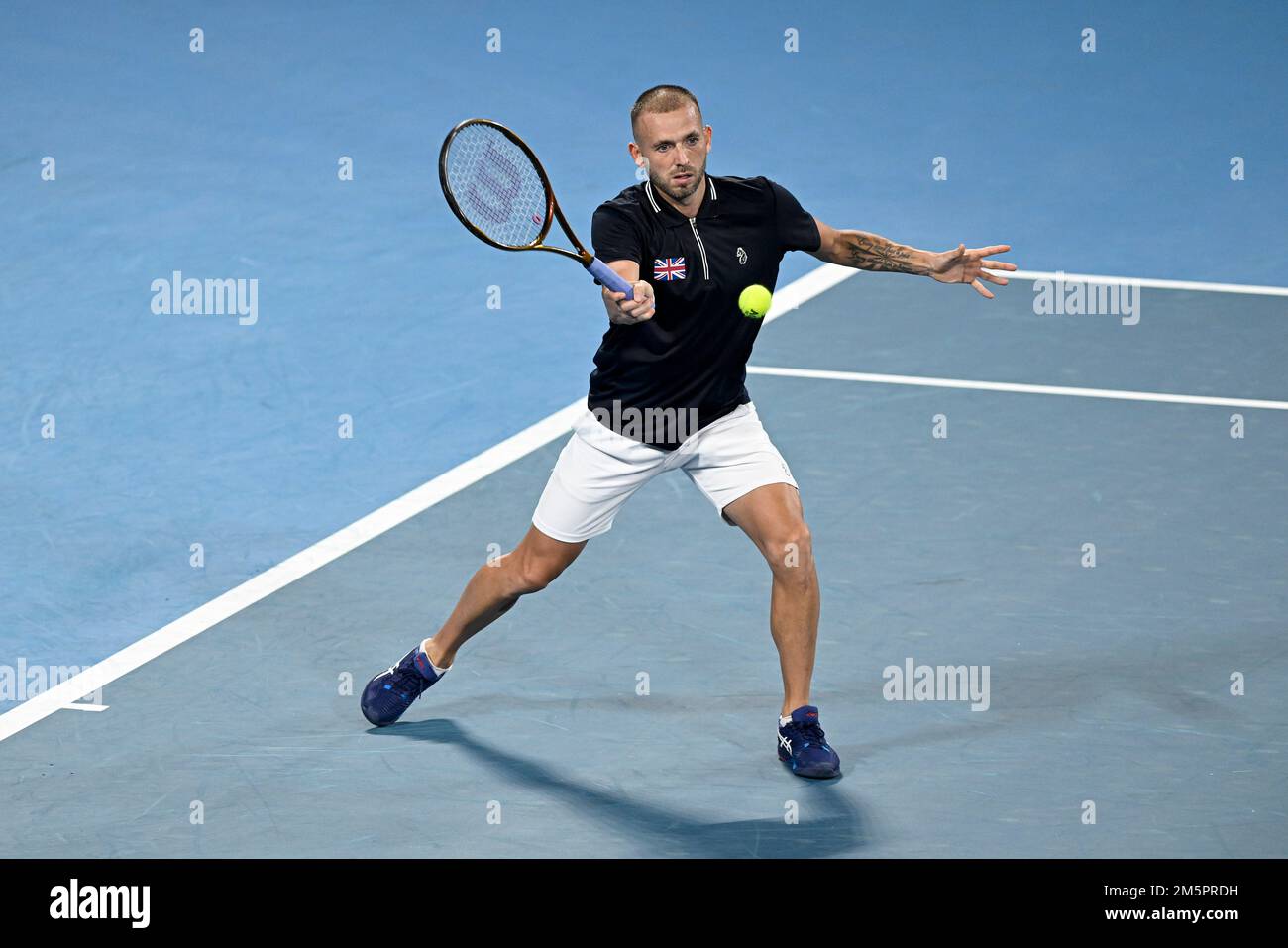 30th de diciembre de 2022; Ken Rosewall Arena, Sydney, Nueva Gales del Sur, Australia: United Cup Tennis, Día 2, Australia contra Gran Bretaña; Daniel Evans de Gran Bretaña golpea una volea en su partido contra Jason Kubler de Australia Foto de stock