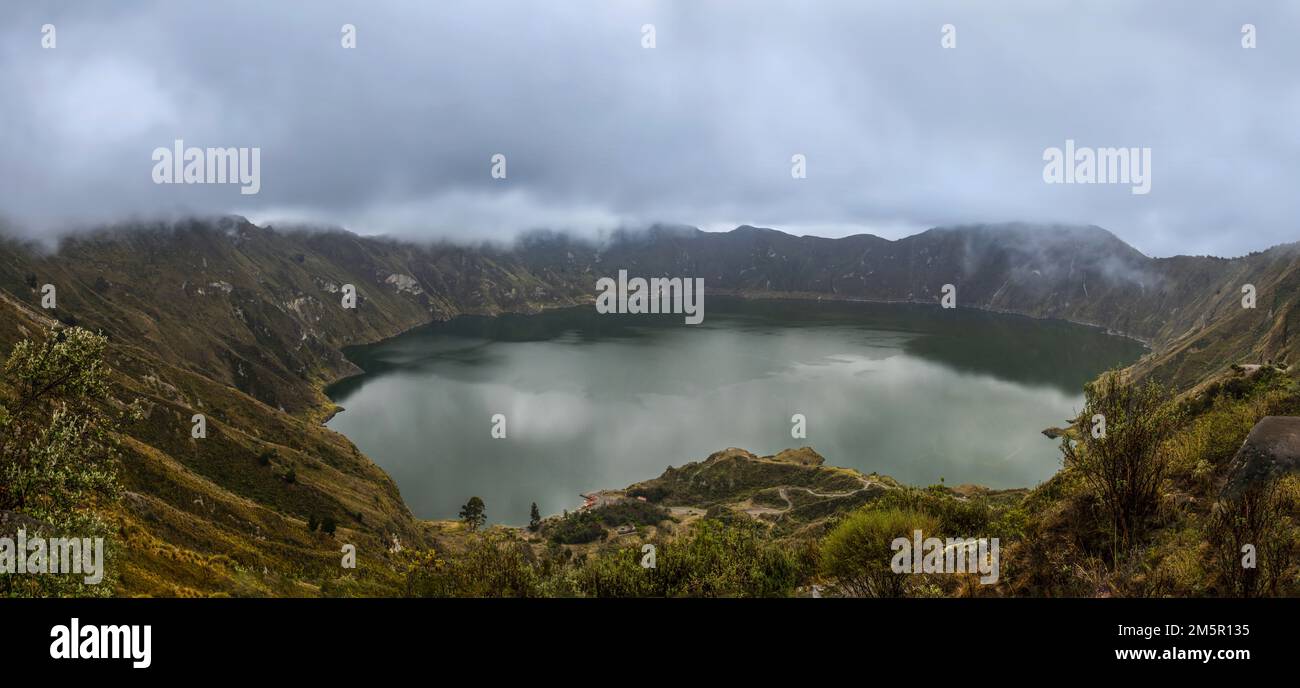 Lago del cráter Quilotoa en Ecuador Foto de stock