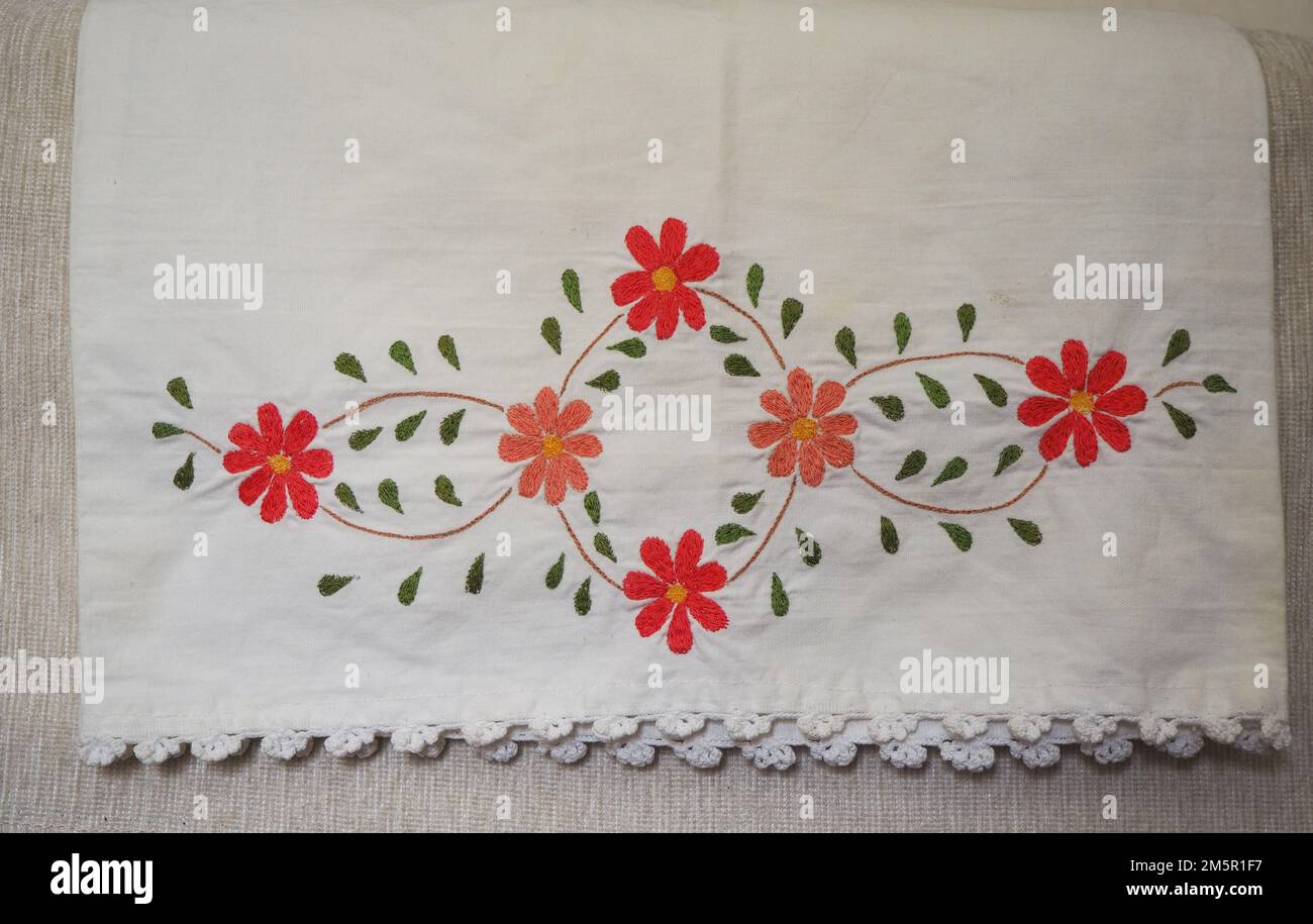 Motivos florales bordados fotografías e imágenes de alta resolución - Alamy Motivos florales bordados fotografías e imágenes de alta resolución - Alamy