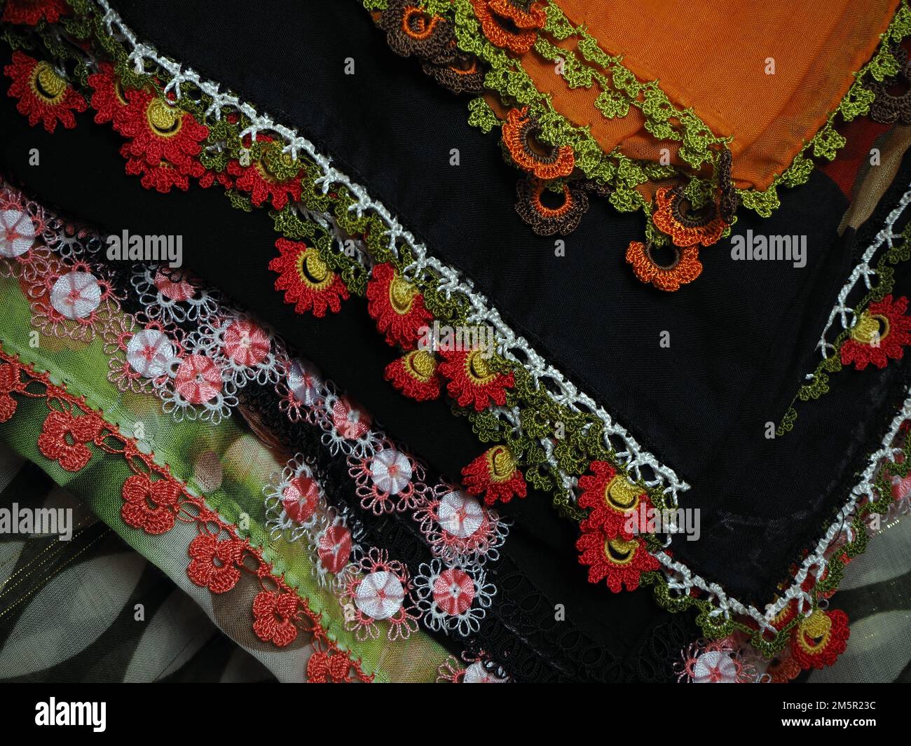 Costura bordada alrededor de los coloridos pañuelos. Bufandas bordadas.  Ejemplos del tradicional encaje de aguja de Anatolia Fotografía de stock -  Alamy