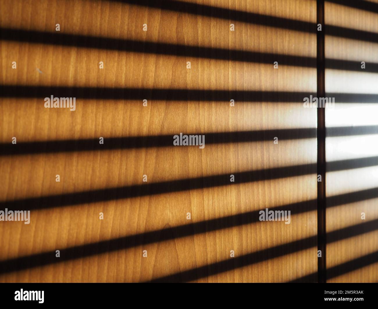 sombras de persianas venecianas en una pared de madera útil como fondo  Fotografía de stock - Alamy