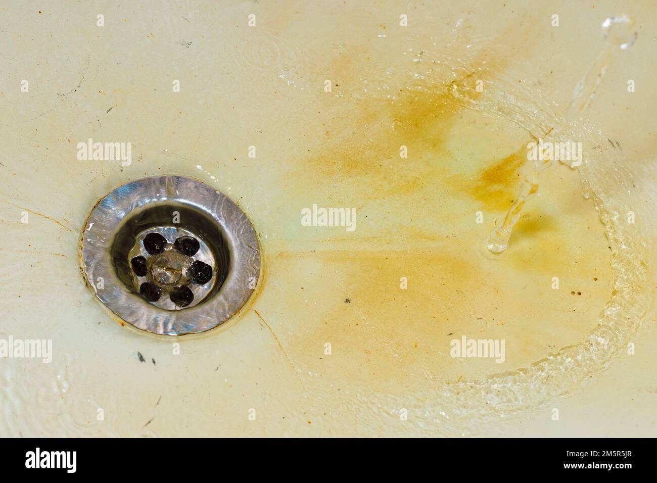 desagüe oxidado en el baño viejo Fotografía de stock - Alamy