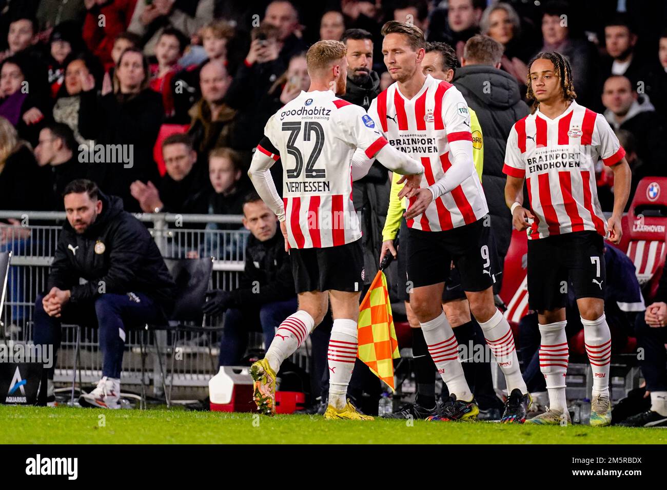EINDHOVEN, PAÍSES BAJOS - 30 DICIEMBRE: Yorbe Vertessen del PSV, Luuk de Jong del PSV, Xavi Simons del PSV durante el partido amistoso entre el PSV y el AC Milan