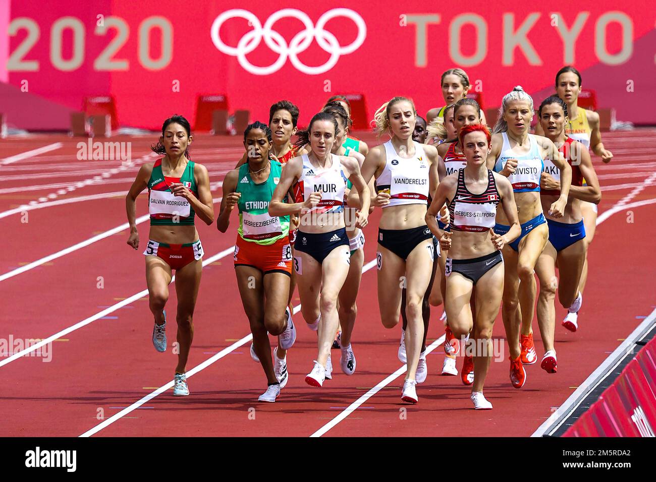 Laura Muir (GBR) compitiendo en las eliminatorias femeninas de 1500 metros en los Juegos Olímpicos de Verano de 2020 (2021), Tokio, Japón Foto de stock