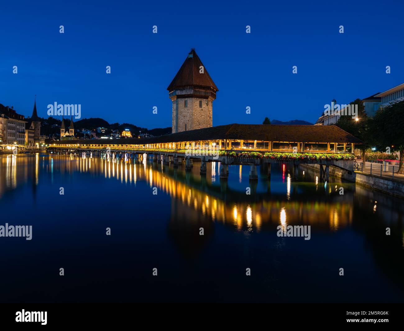 Imagen de Lucerna, Suiza, con el famoso puente histórico de madera de la Capilla, durante la hora azul del crepúsculo. Foto de stock