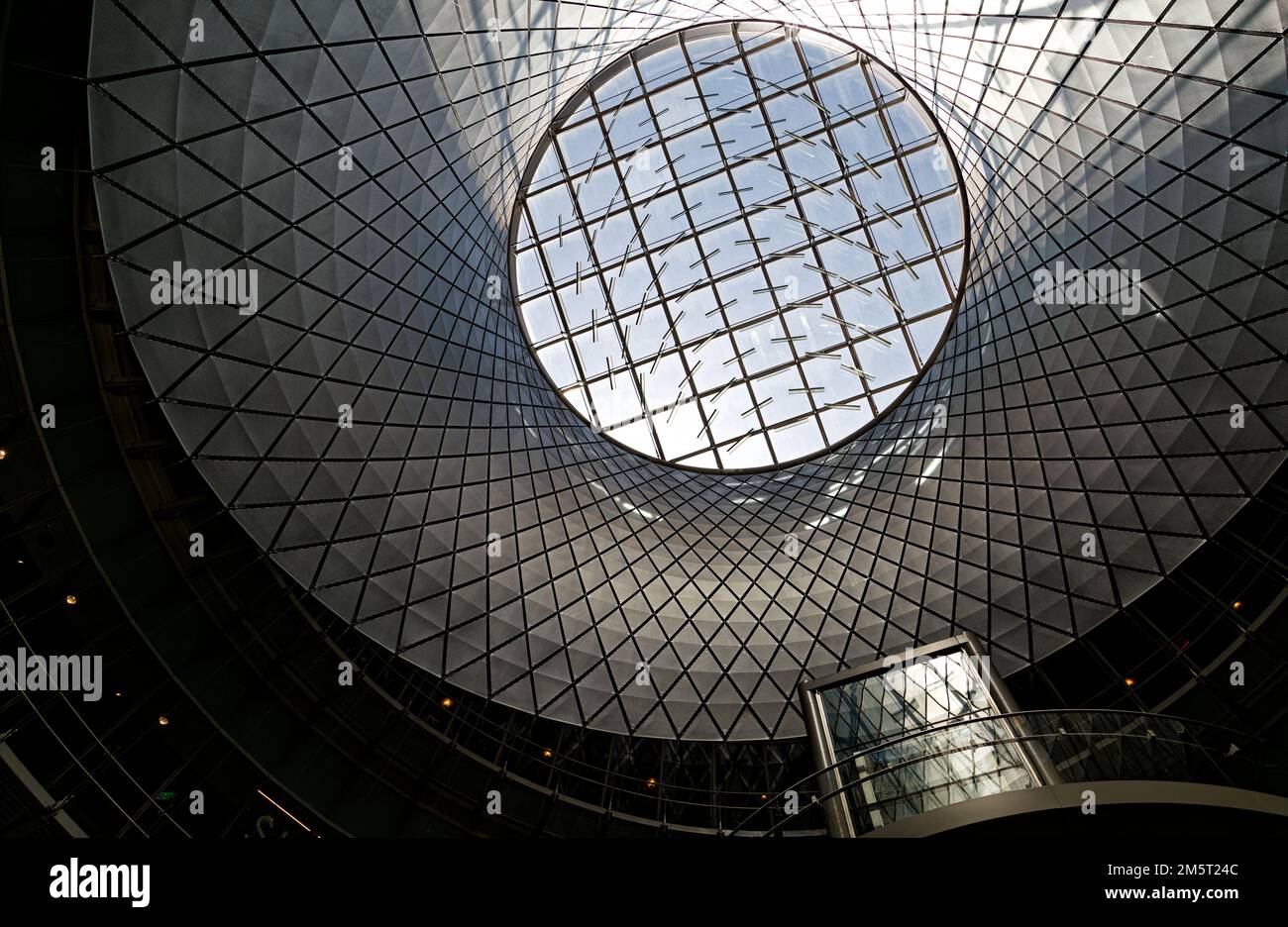 El atrio del Fulton Center está cubierto por la 'Red Reflector del Cielo'  aparentemente tejida por una araña de acero industius Fotografía de stock -  Alamy