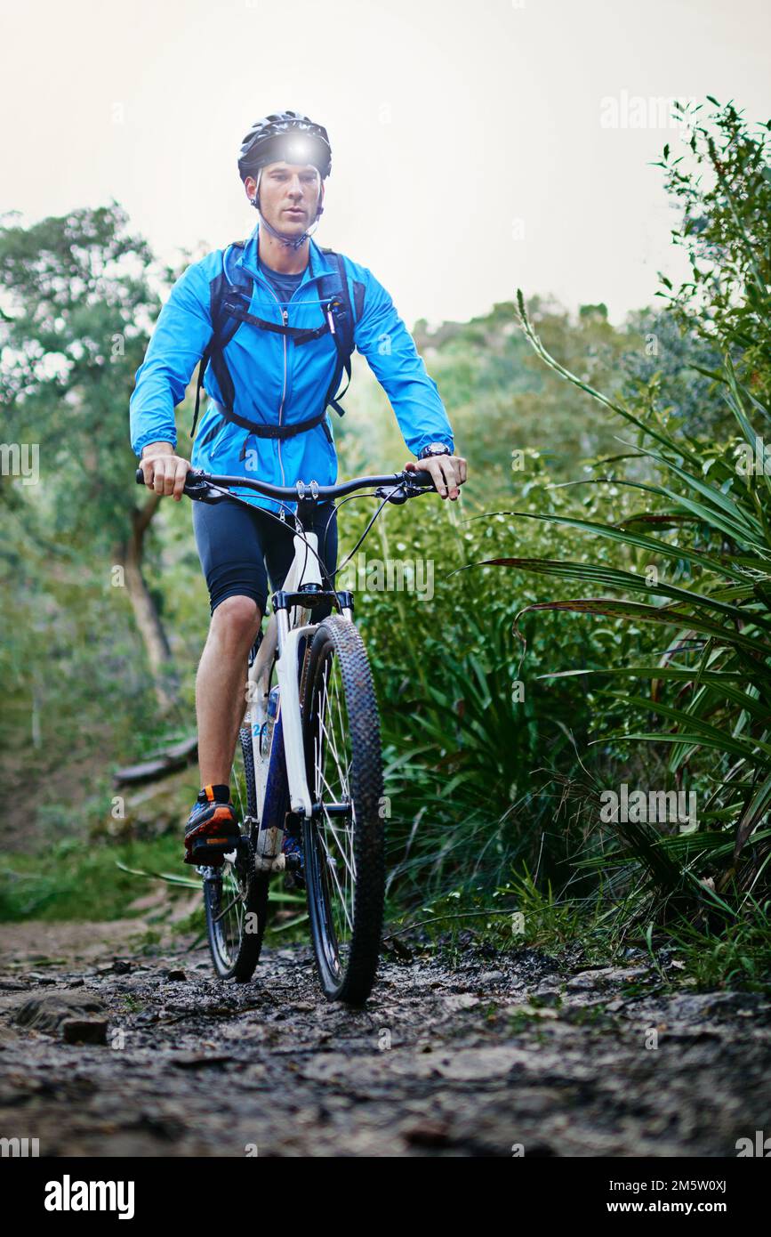 En el espíritu de la aventura. un ciclista masculino montando a lo largo de un sendero de bicicleta de montaña. Foto de stock