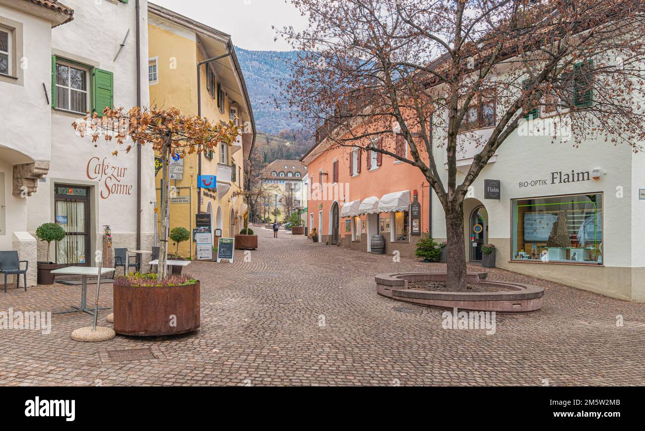 Centro histórico del municipio de Eppan en la ruta del vino del Tirol del Sur - Appiano, Bolzano en Tirol del Sur, Trentino Alto Adige - Italia Foto de stock