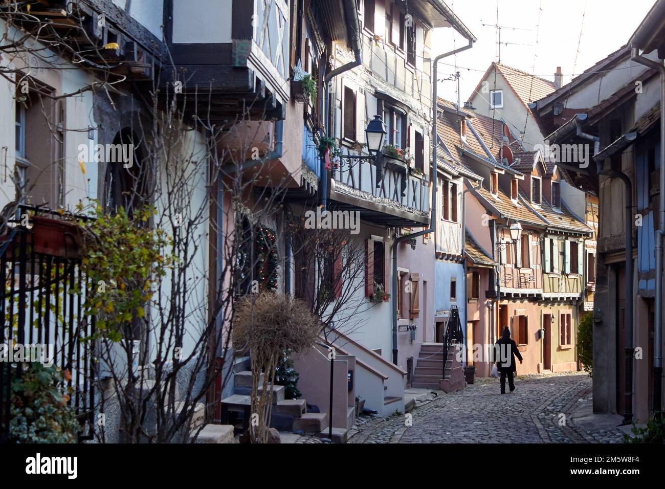 Caminando por Eguisheim, Alsacia, Francia Foto de stock