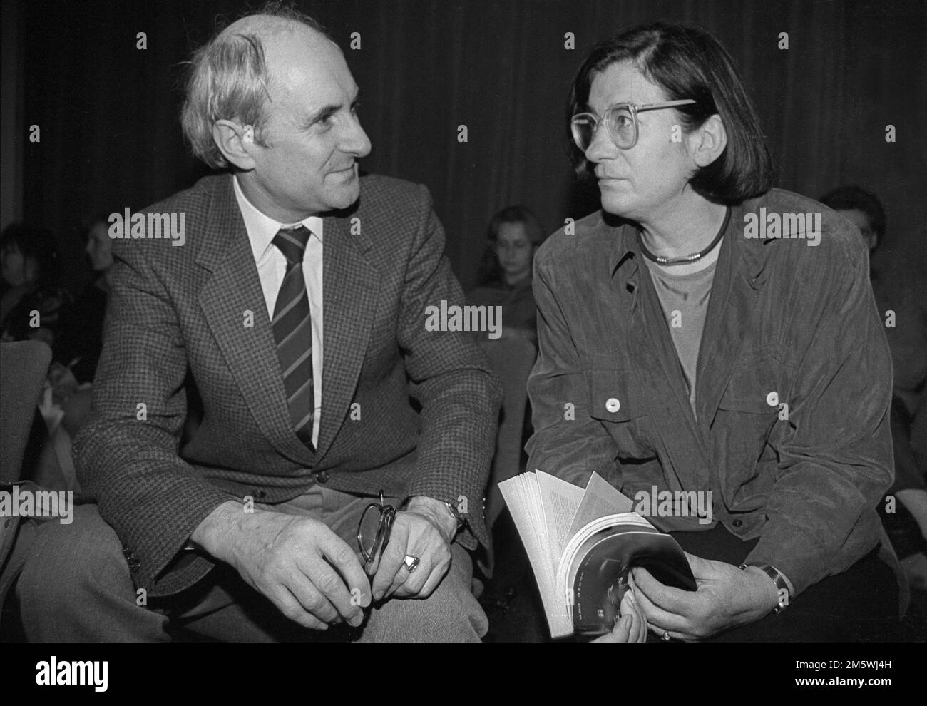 Alemania, Berlín, 14 de marzo de 1991 (de izquierda a derecha) Heinrich Fink, rector de la Universidad Humboldt de Berlín, Christa Wolf, en un evento organizado Foto de stock