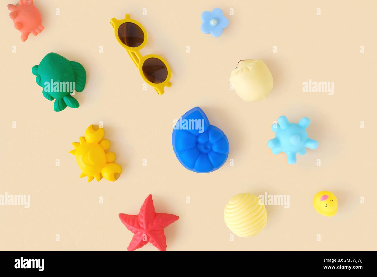 Conjunto de accesorios de playa para niños sobre fondo beige. Sand Kid's  Toys. Maqueta, espacio libre para texto. Concepto de viaje. Moldes para la  caja de arena, sungla Fotografía de stock -
