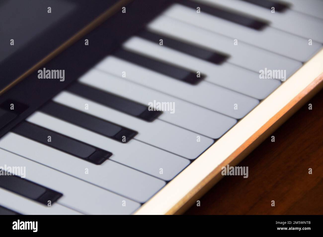 Tableta con teclado de piano en pantalla. Instrumento musical virtual,  pantalla táctil. Clases de piano. Componer creatividad musical, hobby. Foto  de la pantalla Fotografía de stock - Alamy