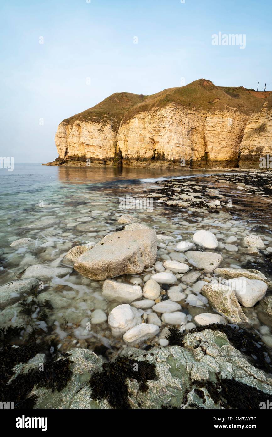 Thornwick Bay, Puesta de sol en la costa de Yorkshire, Flamborough, Inglaterra, Reino Unido Foto de stock