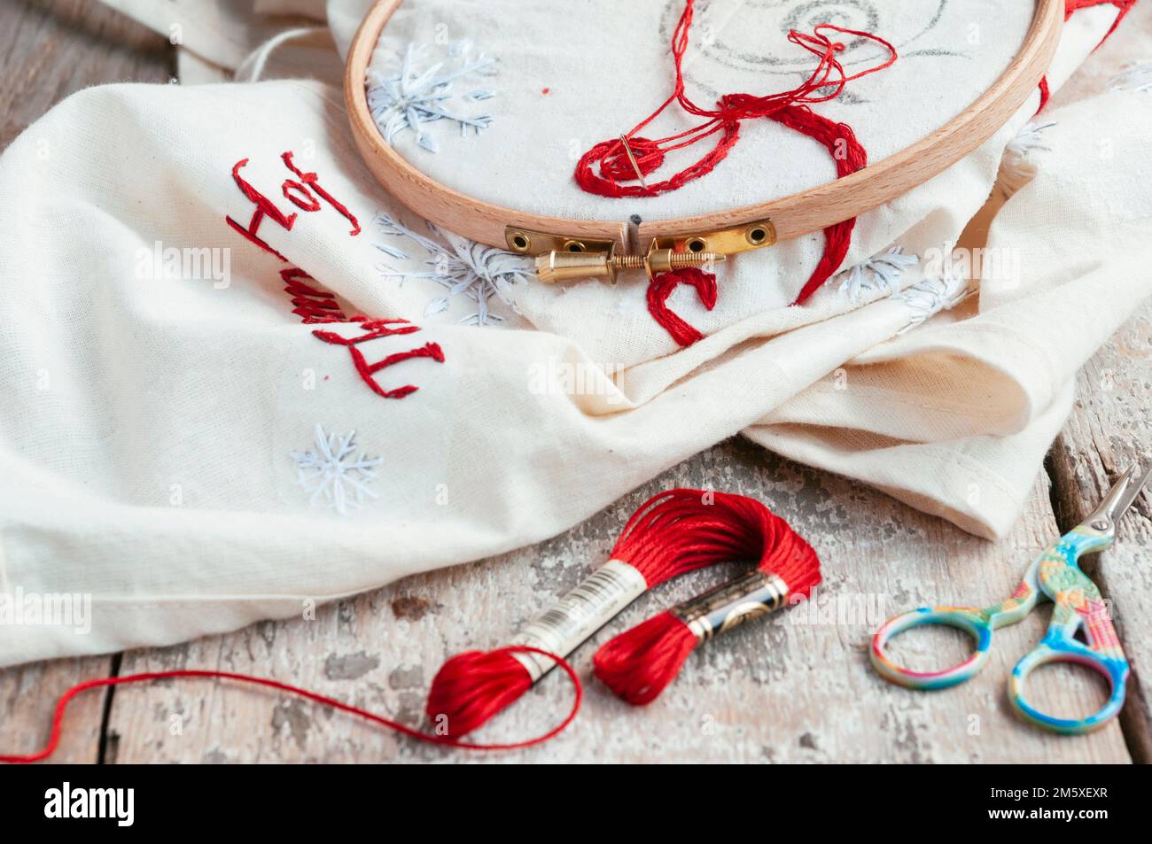 Creación de delantal bordado con un tema invernal. Foto de stock