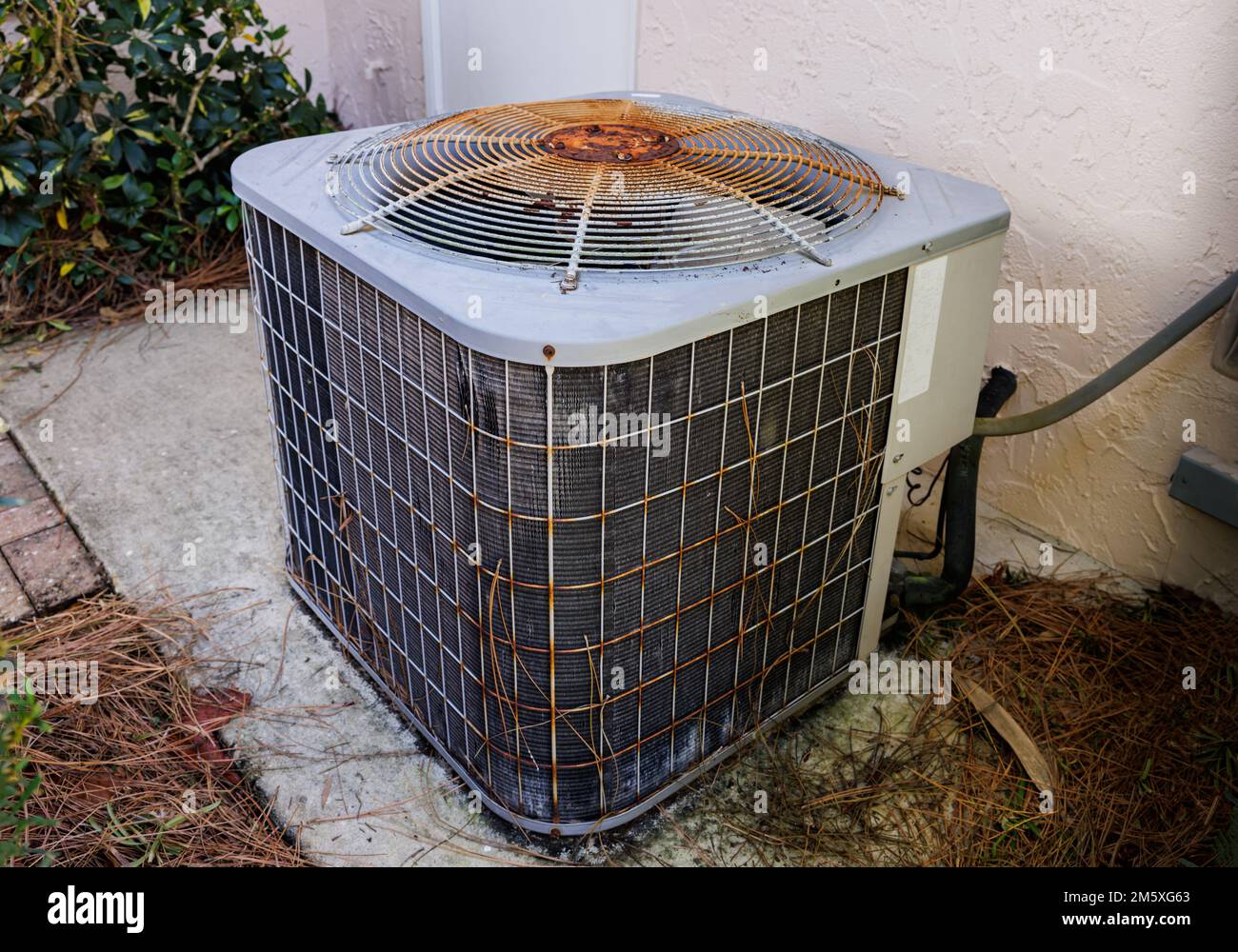 Aire acondicionado HVAC oxidado que necesita reparación. Antigua unidad