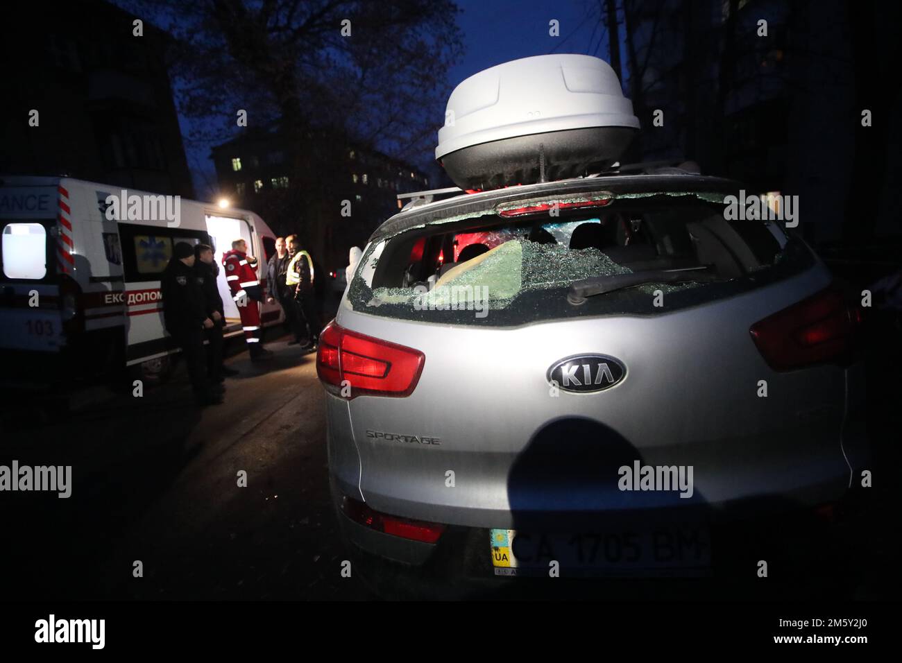 KYIV, UCRANIA - 31 DE DICIEMBRE de 2022 - La ventana trasera de un coche se rompe como resultado de un ataque con misiles rusos en Kiev, capital de Ucrania. Crédito: Ukrinform/Alamy Live News Foto de stock