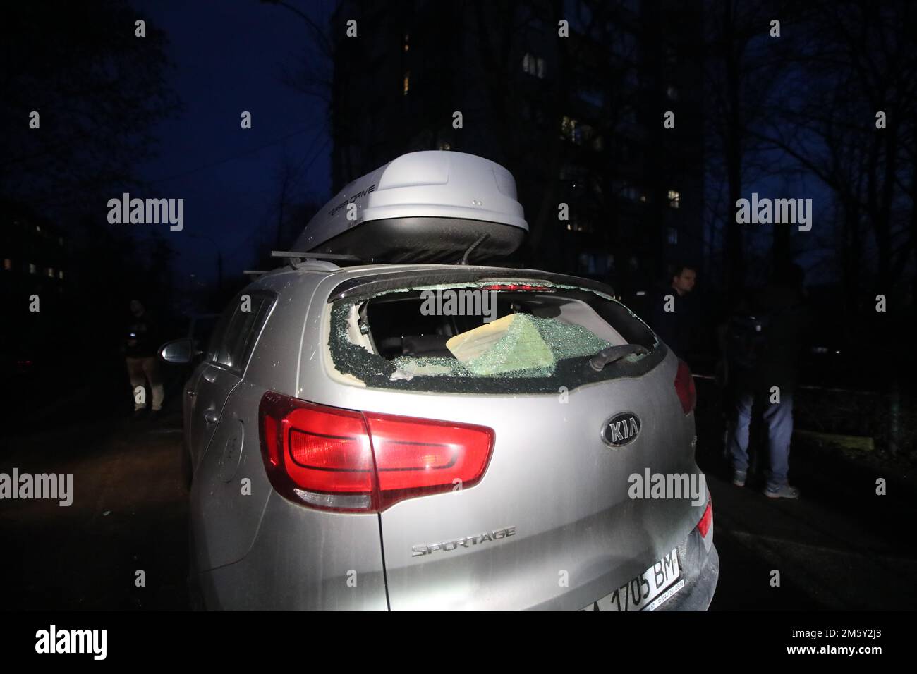 KYIV, UCRANIA - 31 DE DICIEMBRE de 2022 - La ventana trasera de un coche se rompe como resultado de un ataque con misiles rusos en Kiev, capital de Ucrania. Crédito: Ukrinform/Alamy Live News Foto de stock