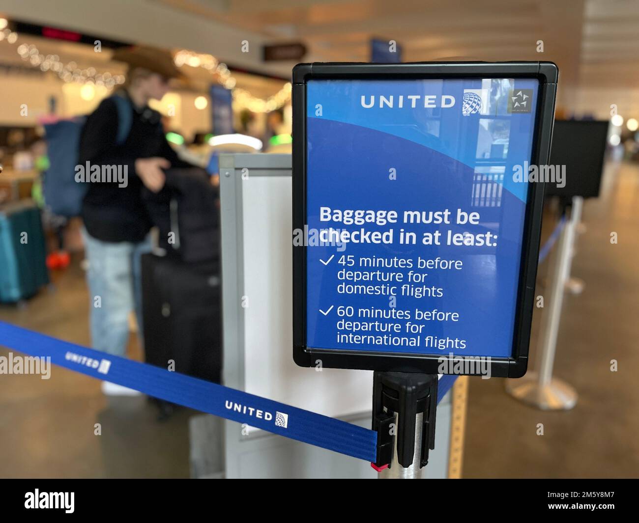 GOLETA, California, EE.UU. 31st diciembre de 2022. El cartel de United Airlines dice 'El equipaje ser facturado ''¦'' Una mujer con un sombrero vaquero con equipaje y mostradores