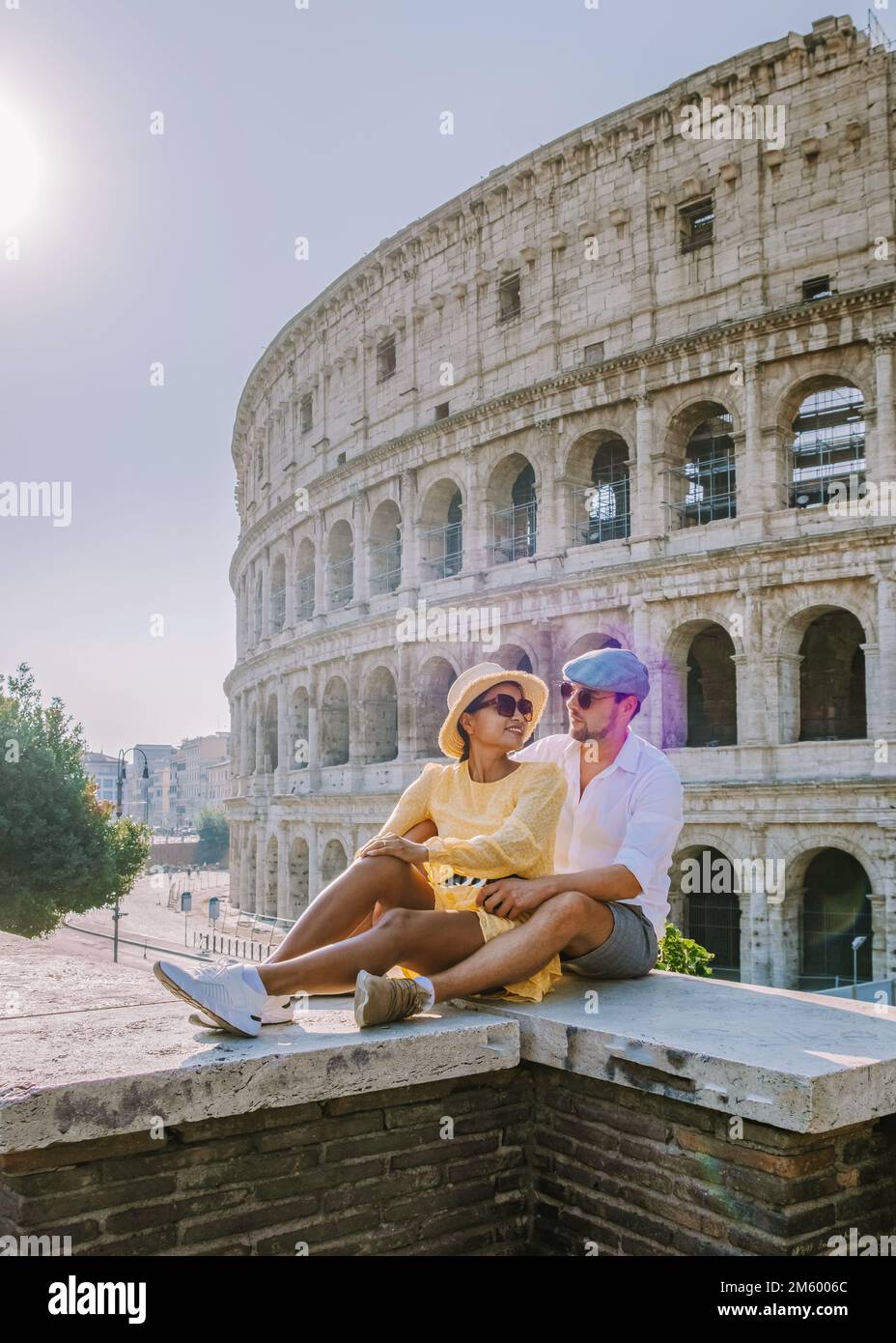 Pareja Visita el Coliseo de Roma en un viaje por la ciudad en Roma Italia, Europa, hombres y mujeres en un viaje por la ciudad Foto de stock