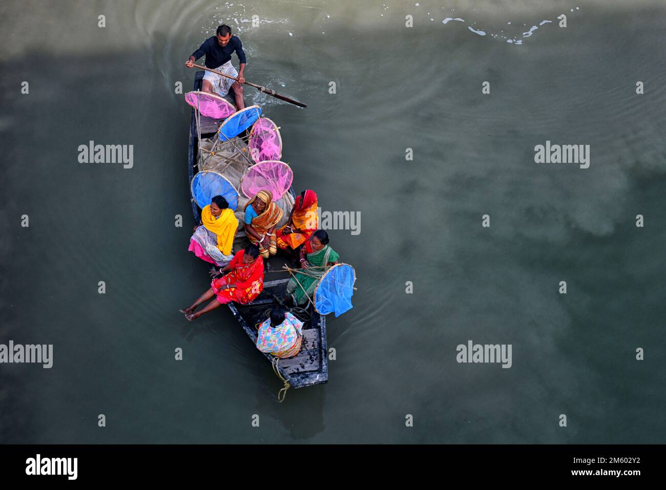 Familia de pescadores visto ir a pescar en el río Matla. Canning se  encuentra a casi 100 km de Calcuta y en el área bajo el delta de Sunderban  en las orillas