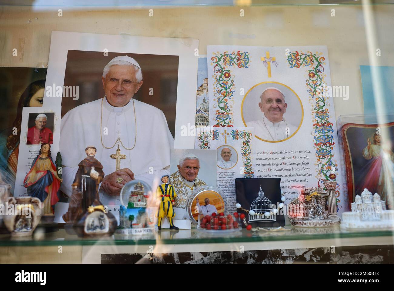 Una vista de la tienda de recuerdos con fotos del Papa Francisco y el ex Papa Benedicto, mientras la Iglesia Católica Romana celebra su Día Mundial de la Paz, cerca de la Una vista de la tienda de recuerdos con fotos del Papa Francisco y el ex Papa Benedicto, mientras la Iglesia Católica Romana celebra su Día Mundial de la Paz, cerca de la