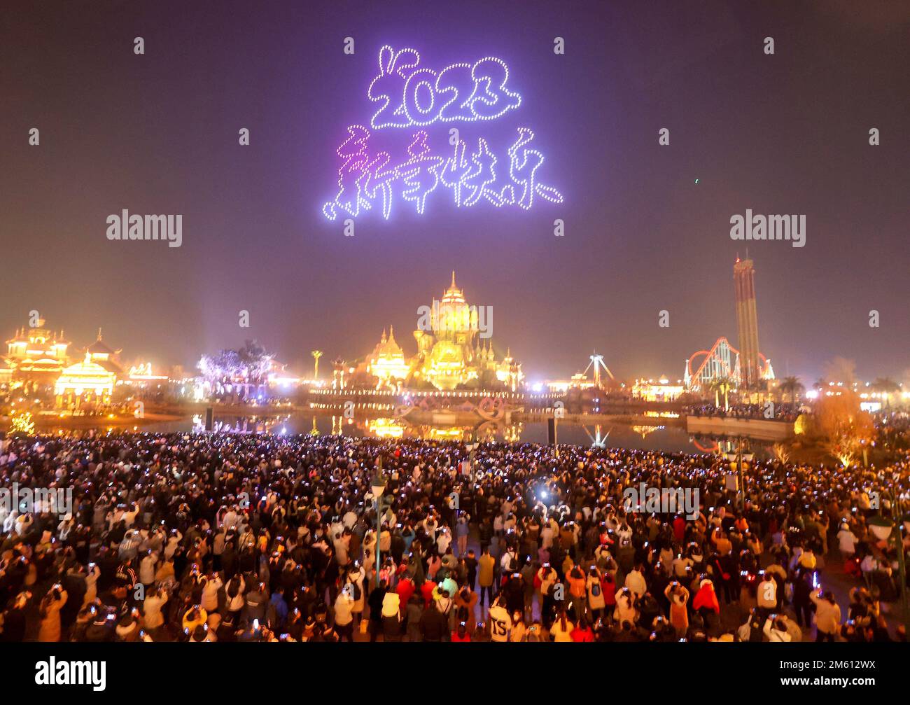 Huai'an, provincia de Jiangsu de China. 31st de diciembre de 2022. Turistas  ven un espectáculo de drones en un parque en Huai'an, provincia de Jiangsu,  al este de China, 31 de diciembre