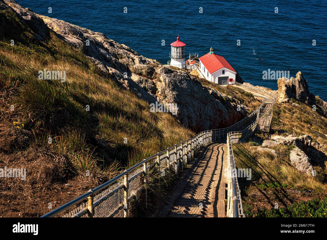 Qué hay debajo del faro Point Reyes en el condado de Marin, California Foto de stock